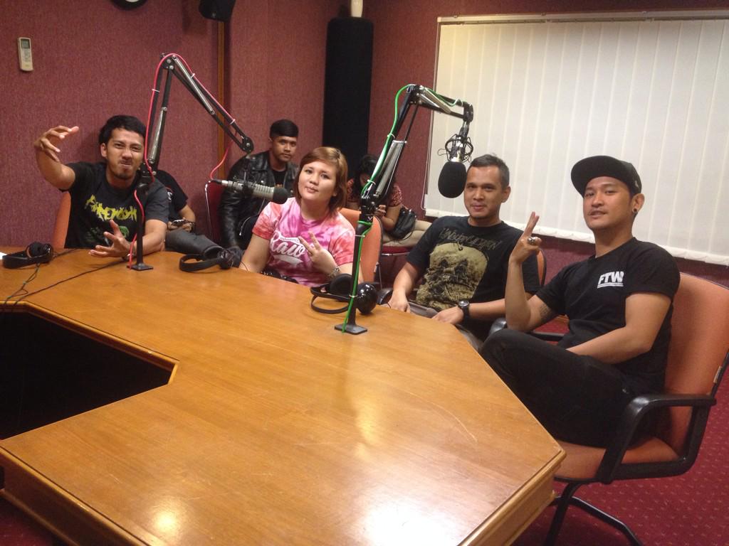 Special tonight <a href="/DisobeyMCHC/">DISOBEY</a> yg bakal ceritain Launching Album "Momentum" ! you'de better stay close! #Noizetortion