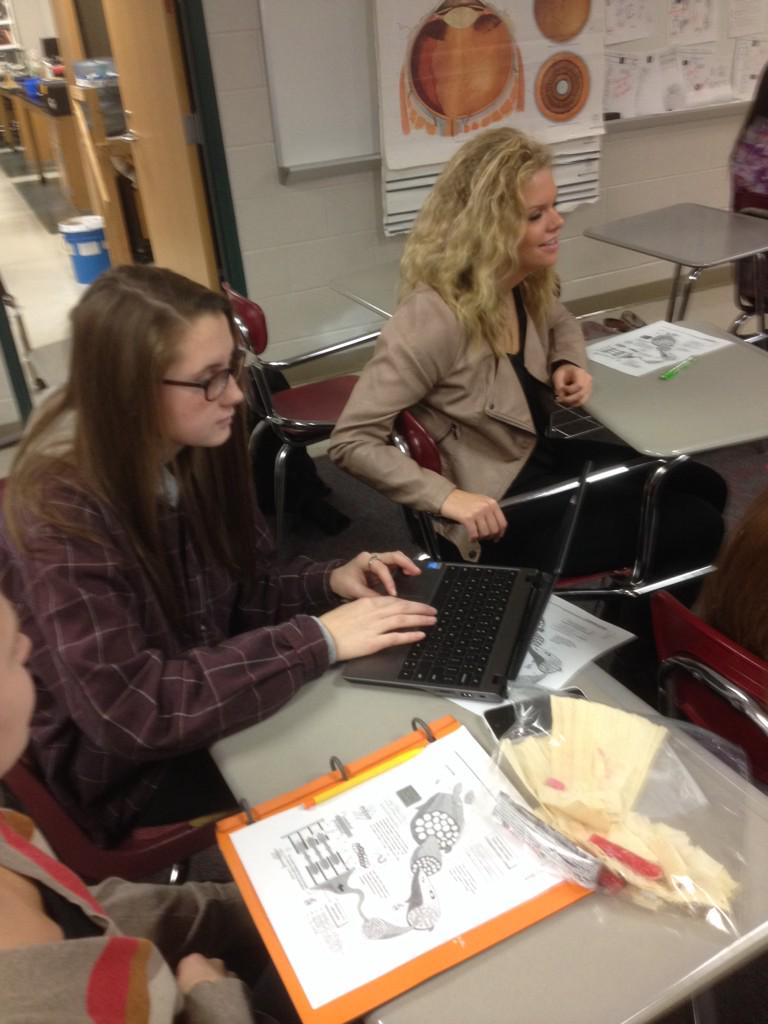 EngelishTeach's tweet image. &quot;@zuker_jill: @ReineckeWO Mr. Myers  using technology #studentsengaged #teching #GoWO #WOteacheracademy http://t.co/YtNiFK6p4A&quot; @Bobmyers67