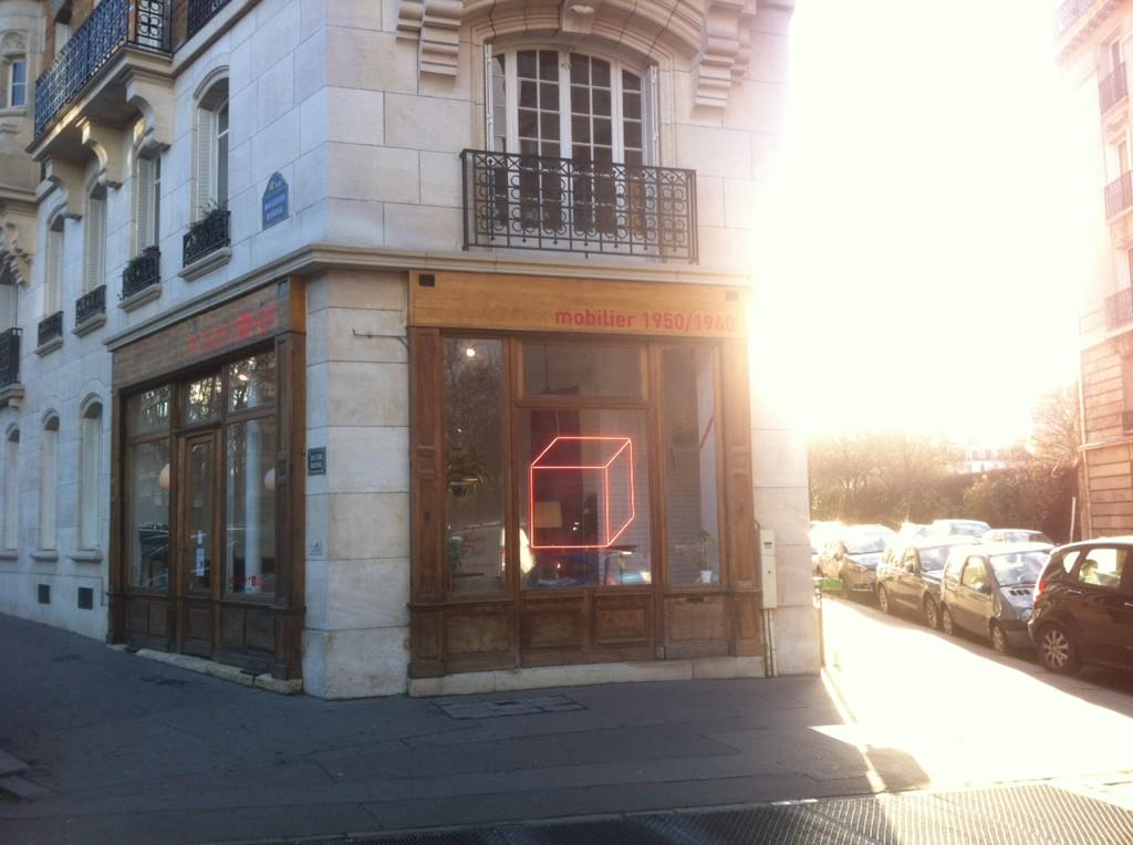 cheeriparis's tweet photo. Le Cube Rouge c'est face à la Fondation Cartier et à côté du mur de Philippe Baudelocque #airposter2014 http://t.co/v0txEoBKkR