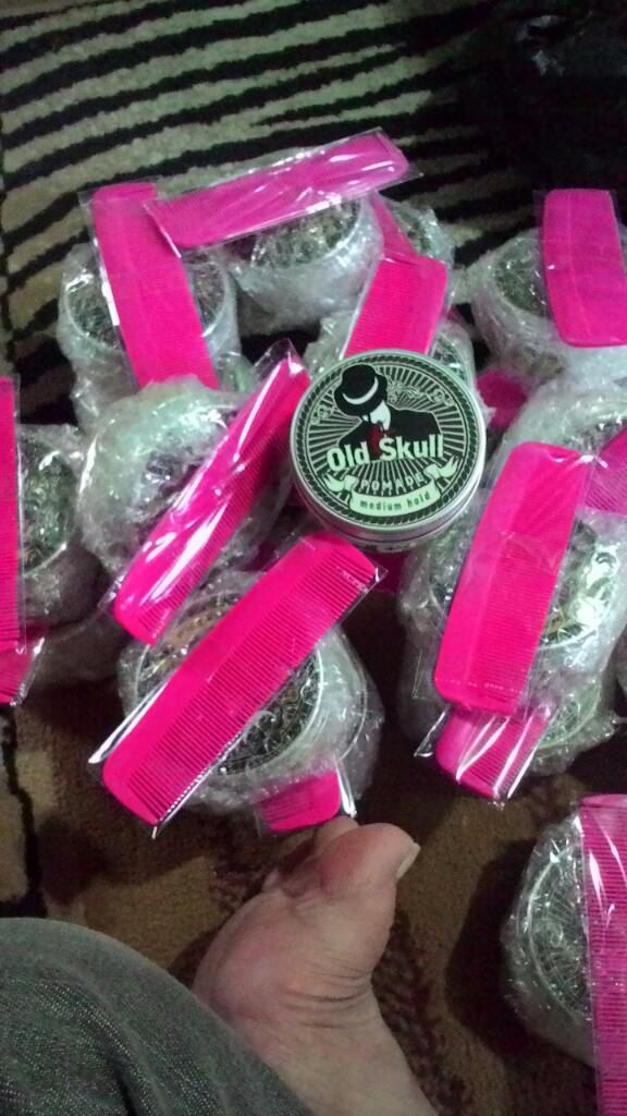 Pomade old skull udah mendarat dengan selamat...tp sayang sisir nya warna pink <a href="/oldskullpomade/">OLD SKULL POMADE</a>
