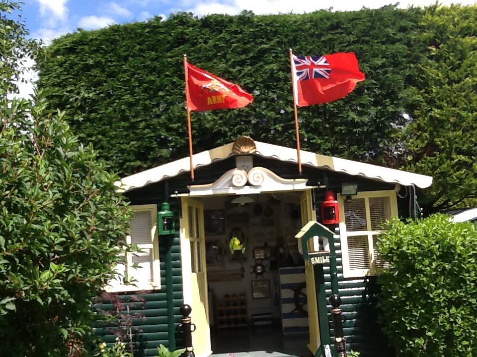 MidlandFlags's tweet photo. Beautiful photo sent in by John from London showing off our British Army and Red Ensign Flags! http://t.co/8v716CtzhV