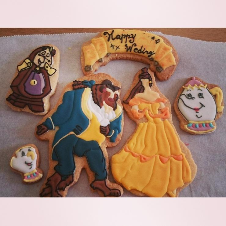 Mufu Mufu Twitterissa 美女と野獣モチーフのアイシングクッキーです 細やかなところがまだまだ練習不足で歪んでいます D 友達への結婚祝いに送りました アイシングクッキー お菓子作り ディズニー 美女と野獣 可愛い Http T Co Not7xyr664 Twitter