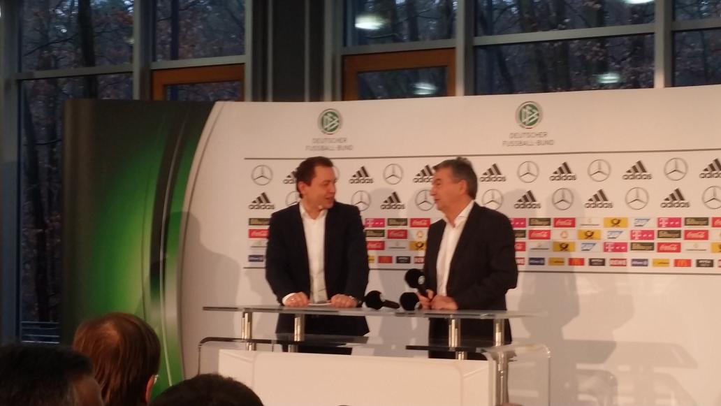 DFB's tweet photo. #DFB-Mediendirektor @ralfkoettker begrüßt DFB-Präsident Wolfgang Niersbach auf dem Podium. #dfb2024 http://t.co/ZFzynqAVCd