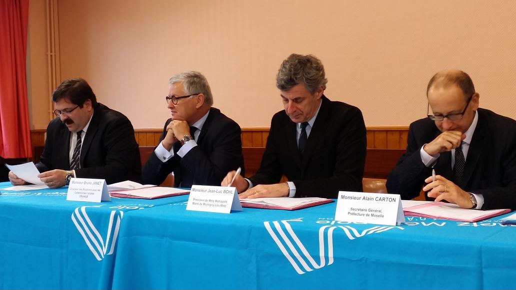 s_bagnuls's tweet photo. En route pour le déploiement de la #Fibre à @MetzMetropole @PrefetMoselle #orange @Bruno_Janet #Convention #LaMaxe http://t.co/V6sIzEjQOn
