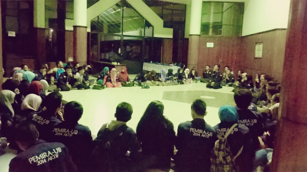 Suasana trakhir kepanitiaan PEMIRA UB 2014 AKTIF :) | Terima kasih banyak kpd seluruh panitia atas kerja kerasnya 😊