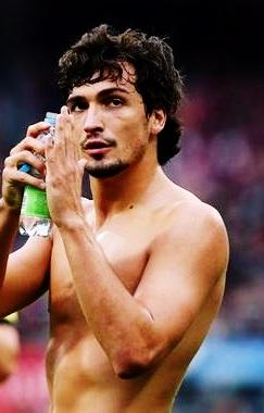 Happy birthday Mats Hummels . Have a good one , you sexy beast ! 