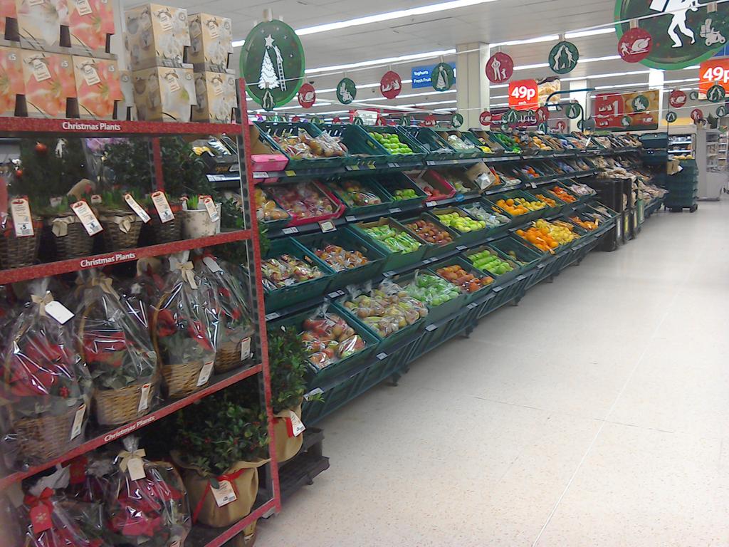 pencarrow1's tweet photo. Great standards from our produce night team. Ready for a busy day trading. @wadebridgefruit  @lezbarlow  @SarahLawls http://t.co/wD2PhFxHTL