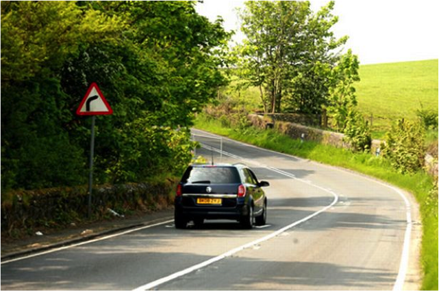 pmdriving's tweet photo. #CorneringInfo 2/?
Signage - inconsistently placed. Read the road and use the #LimitPoint http://t.co/038YxOmaNm