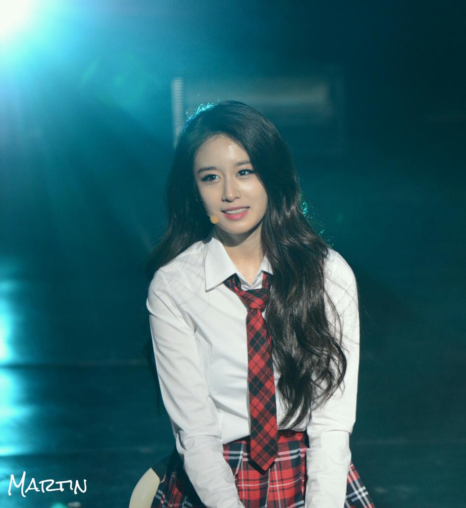 EXOCULO's tweet photo. "@hyomspark: i love how the spotlight shines on her http://t.co/5zDTTcDr0x"cantik*-*
