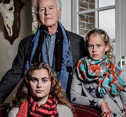 moismont's tweet photo. Family time is approaching 🎄👴👭 don't miss your #moismont #scarves for #Christmas http://t.co/EYpKvn4hjl