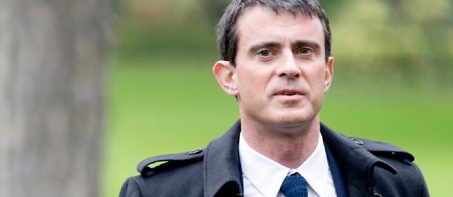 LePoint's tweet photo. - @ManuelValls plante un chêne "qui prend de la hauteur" à @Matignon : http://t.co/9OflitiP9p http://t.co/ajRzGLqbpE
