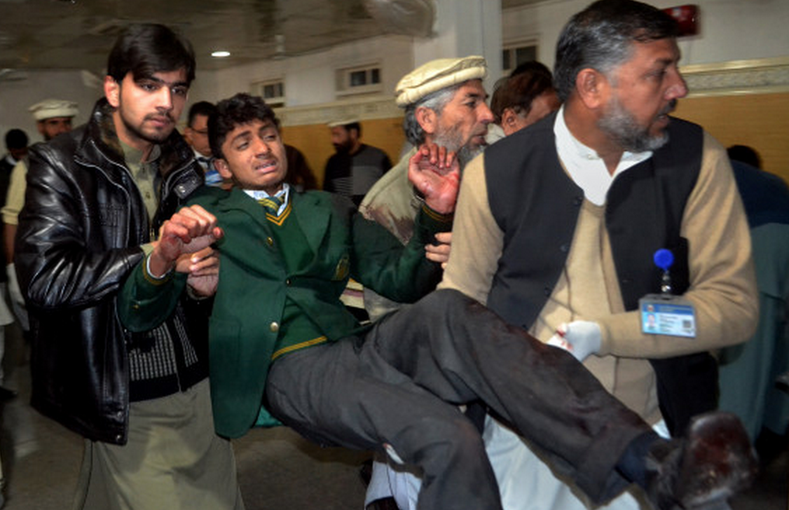 HuffPostUK's tweet image. #PeshawarAttack Pakistan PM announces 3 days of mourning as Taliban kill 126 at school huff.to/1AgQVTV