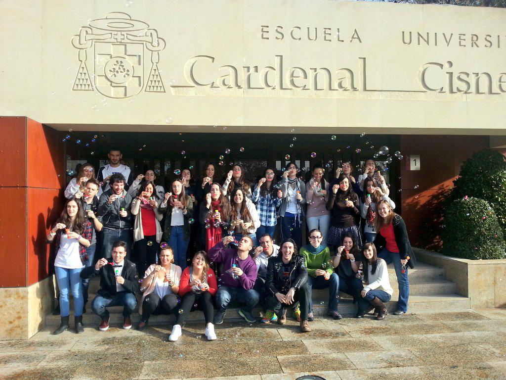 cucc_educacion's tweet photo. Los alumnos de Magisterio de Ed. Primaria e Infantil #Bilingüe celebran con pompas que les queda poquito... #SoyCUCC http://t.co/lJEZNCUSXd