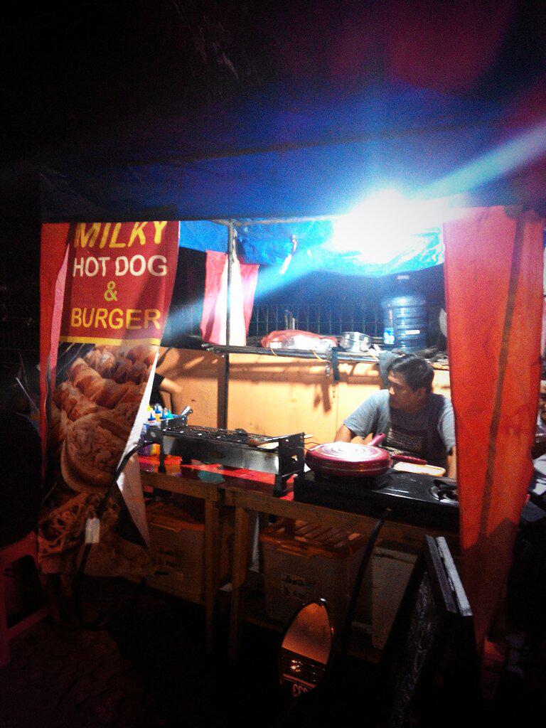 abay7789's tweet photo. "Milky Hotdog &amp; Burger" +sosis bkr
Jln Bangbarung raya Depan 24 jam bantar jati.Bogor utara.@kulinerBGR @VisitBGR http://t.co/Qq4PXtDEdP