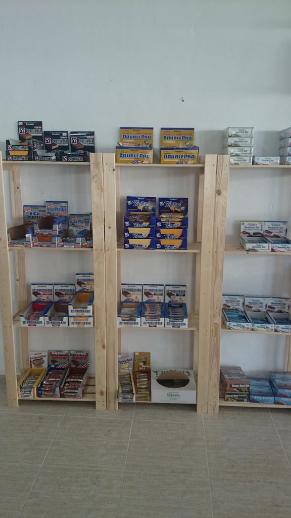 ChristianCrixus's tweet photo. Todo tipo de barritas disponible en Nutrizone #yippie #proteinbar #highprotein #doublepro #recoverybar #Weider http://t.co/gMqvufTRrj