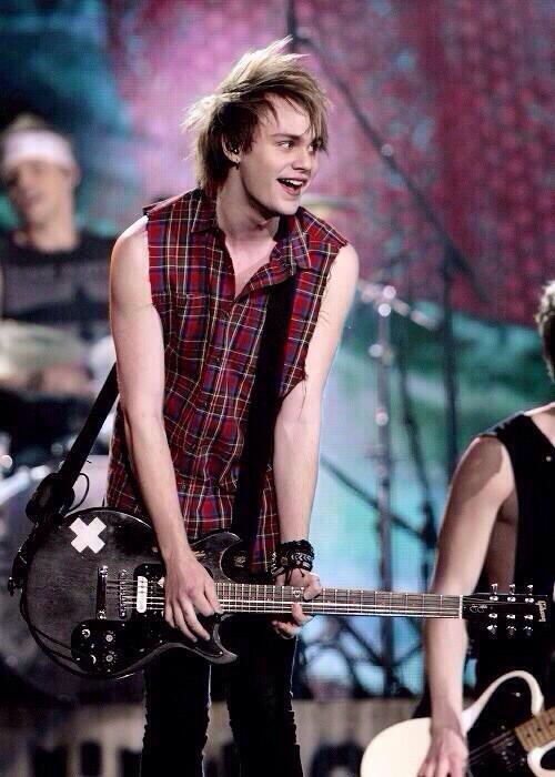 dem5sosfeels's tweet photo. @GaIaxy_Michael same, but I see him smile so I feel happy again http://t.co/1wDmp6DlEA