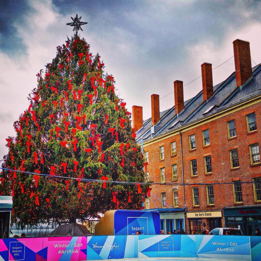 RinconesNY's tweet photo. Christmas tree at South Street Sea Port 🎄🗽🎅🎄🗽🎅 http://t.co/TLBOqmeFeC