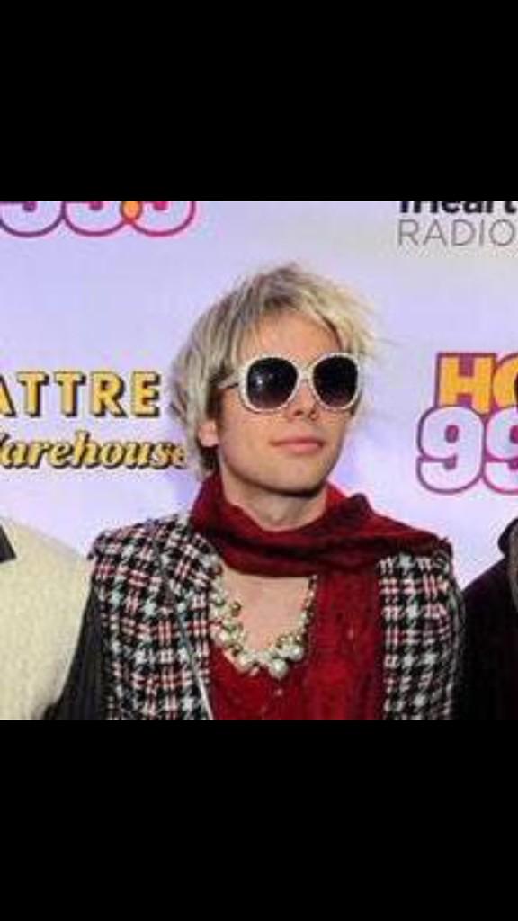 _5SOSFAMUPDATES's tweet photo. OMG

SHARPAY GOT A HAIRCUT http://t.co/pnXMcbbZNH