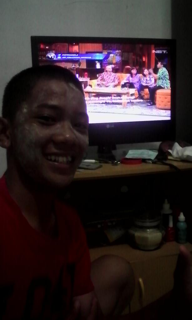 Rifat_RK8JSKA's tweet photo. #NET_3 @netmediatama Nonton ini talk show sambil maskeran seru bgt
Clue : VI http://t.co/PS3NXnqk3i