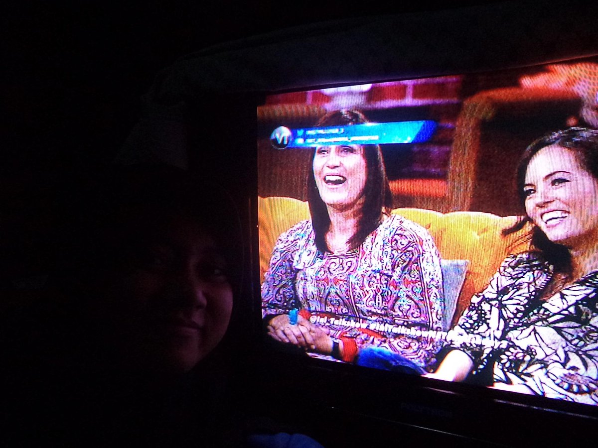 AriestAlia1's tweet photo. #NETMILIUNER_3 Walaupun sambil gelap2an, tpi kalo nonton kang @newsuleprikitiw di #IniTalkshowNETenglishday2 SERU BGT http://t.co/89KUHqMas6