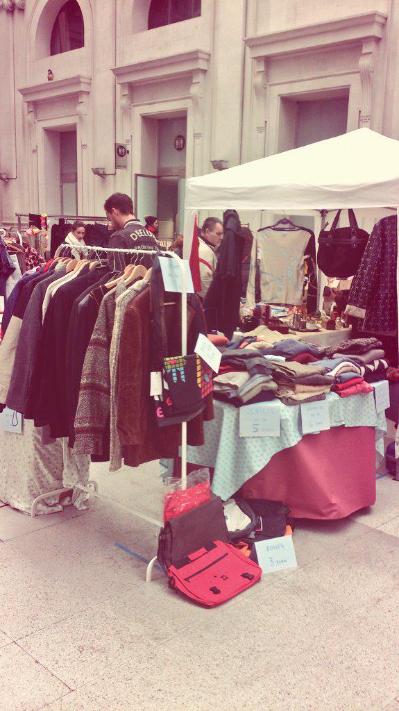 jordi_miras's tweet photo. #hipsters i curiosos practicant @bcnslow al @lostfoundmarkt  #slowbcn #secondhand #lostandfoundmarket http://t.co/EkFeblxJvT