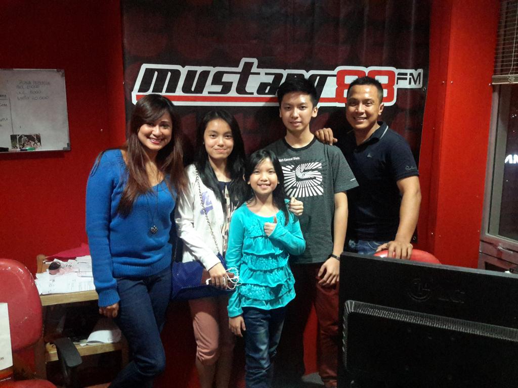 Lia_JuniorMCI's tweet photo. With kk @hestondwiva  @TaraRosevana @mustang88fm  @Jason_s_p  @vanessaaasp http://t.co/bG2L5WdcEs