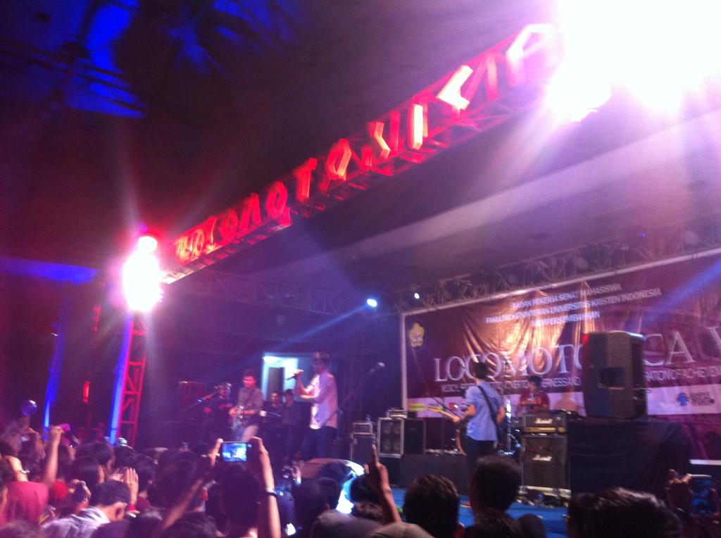 SG_JABODETABEK's tweet photo. now @sheilaon7 - Satu Langkah at @Loco_FKUKI GOR Sumanrti. http://t.co/e2mH6BEESS