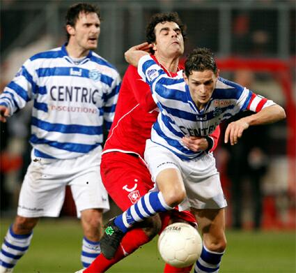 OldiesDTC1's tweet photo. #oudsuperboer en trotse aanvoerder @RogierMeijer13 zet @kennethperez10 van Twente aan de kant. #Graafschap #DRAN http://t.co/cO07nopJ6W
