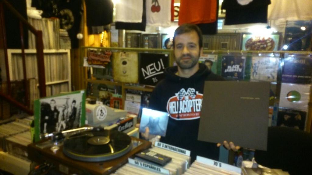 mvsmband's tweet photo. Valencian@s!! Ya podéis encontrar nuestros discos en #DevilRecords, #Harmony y #Amsterdam .Apoya el pequeño comercio! http://t.co/QOGtwfHhlu