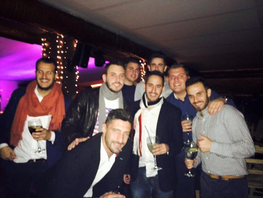 Ellos estuvieron en Queen's celebrando su amigo invisible..!!! Te lo vas a perder? Es el ambiente que esta de moda!!