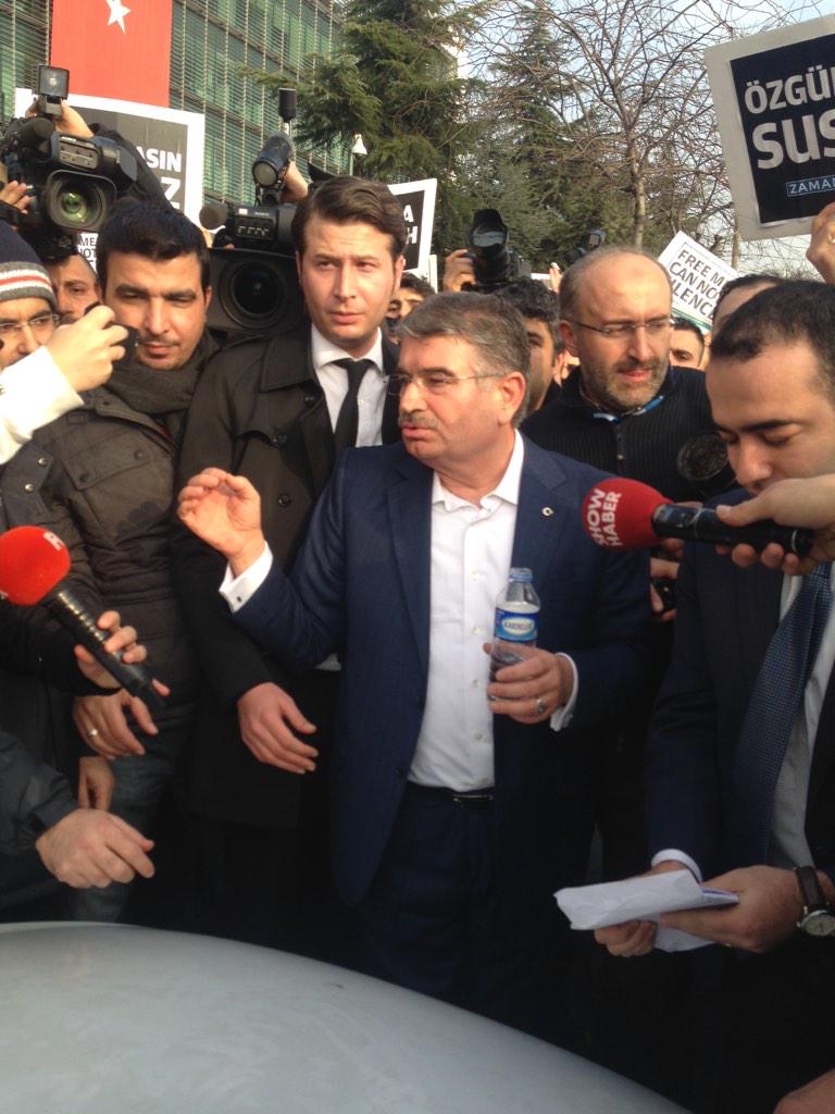 tr724com's tweet photo. İdris Naim Şahin 'Birileri size su bile yok diyebilir ama' diyerek polislere su ikram etti..
 #ÖzgürBasınSusturulamaz http://t.co/gnBDEEVIeB