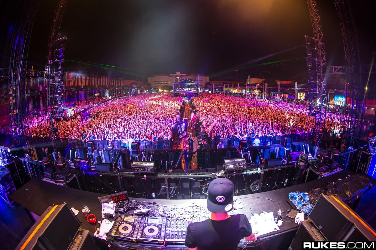 nickyromero's tweet photo. JAKARTAAAA! @rukes http://t.co/NhmWnThpdp