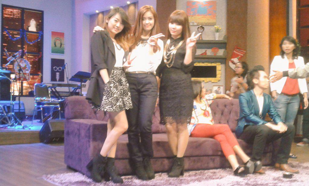 IntanIbee's tweet photo. Now @SOSisofficial brg kak Melly Manuhutu Tapping #CelebrityGameShow @CGS_RTV http://t.co/BEO295xGEf