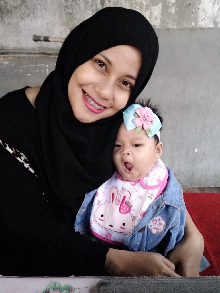RhieRy's tweet photo. Drg.iriani fatimah/4bulan/makassar/selfie saat kantuk melanda #quizMB http://t.co/4LKYAl3kFJ