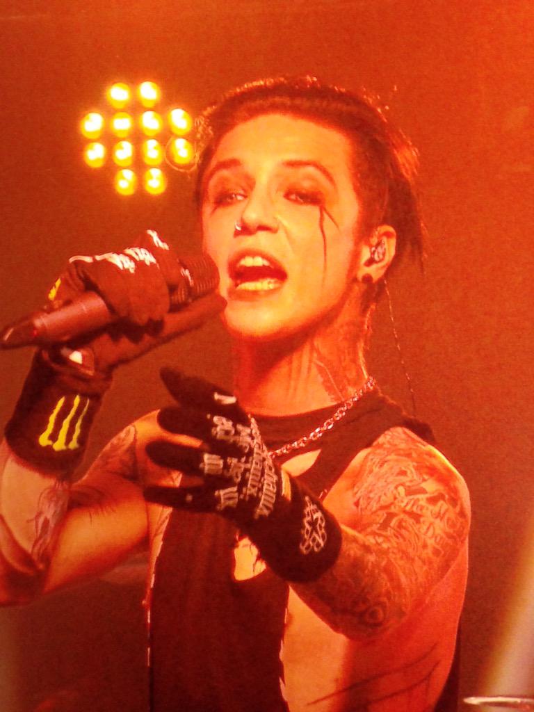 natalieehemmo's tweet photo. #HotTopicBiersack I took this picture at my concert on November 28th it's my favorite cause I took it. @AndyBVB 😁✌️ http://t.co/6TAOlxJbCT