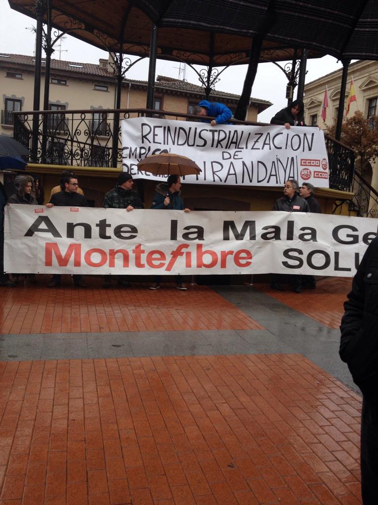 JSimondelatorre's tweet photo. Aunque Rajoy diga que la crisis superada, la realidad es bien distinta. Miranda en la calle reivindicando empleo http://t.co/rmdCmypJMl