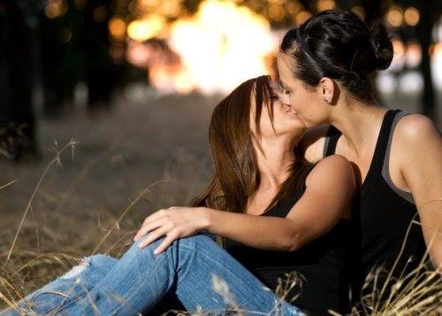 Lesbian c. Две девушки любовь. Девушка любовь. Любовь двух девочек. Романтическая фотосессия двух девушек.