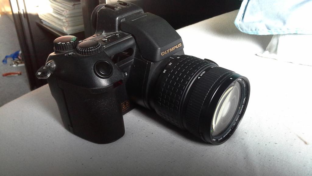Heeft er iemand interesse in deze olympus e-20p 5.0 mega pixel 4× zoom ed lens ik hoor het graag