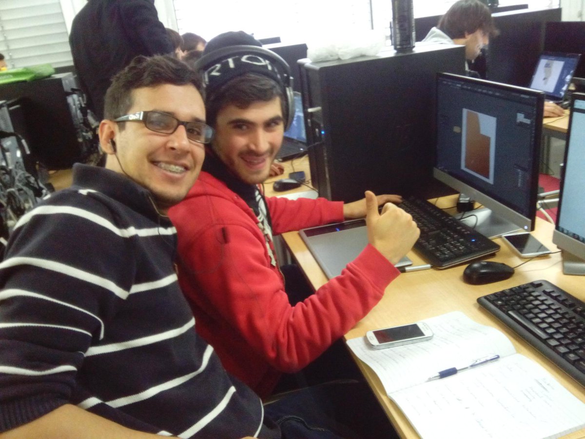MindMakersStudi's tweet photo. El equipo para #HackatonESNE http://t.co/GjQ11j94iH