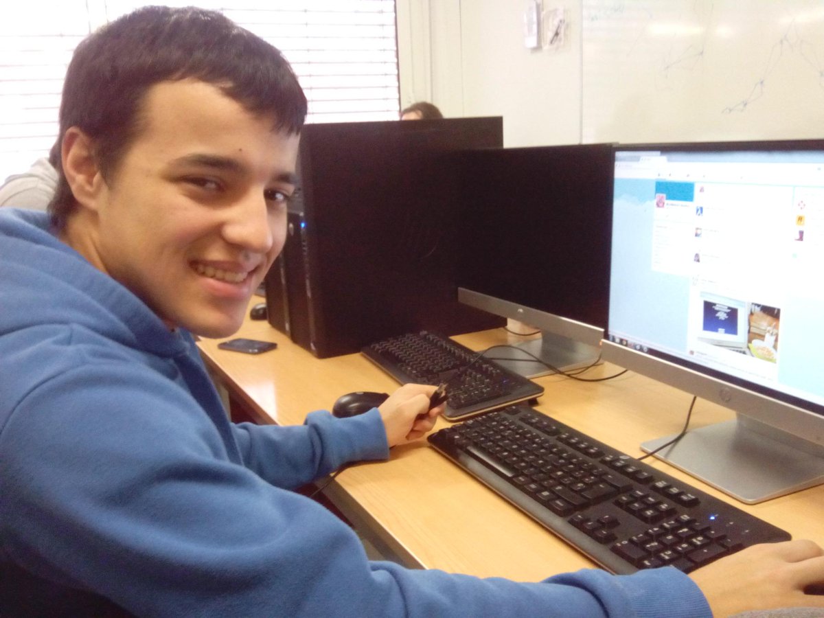 MindMakersStudi's tweet photo. El equipo para #HackatonESNE http://t.co/GjQ11j94iH