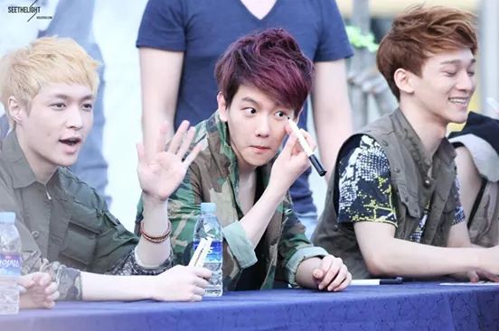 Nabella60's tweet photo. When mom and son are mad of eyeliner 😃😄
#cutety vbaekk 😍 http://t.co/hRw23lo3Zy