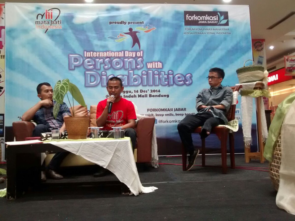 diahpoppy's tweet photo. Talkshow Menuju Bandung Kota Inklusi (peringatan Hipendis 2014) @Mahati2012 @Kuloniku @zoaldeyck @Forkomkasijabar http://t.co/1hVrqw4GA0