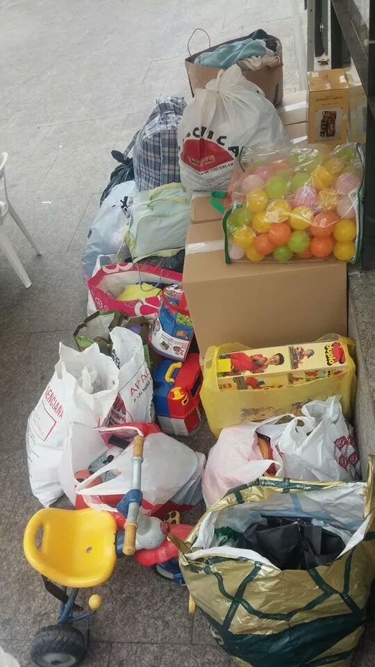 BenifaioCOMUNIC's tweet photo. @Festeres2015 #Benifaió arrepleguen gran material de roba i joguets per als més necessitats. Bon treball!. http://t.co/Q7Vk7JtOIp