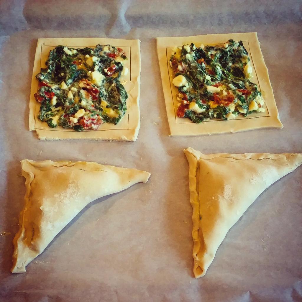The_Grub_Life's tweet photo. Sunday cooking #PuffPastry #Feta #SundriedTomatoes #Spinach 😊 🍷 🍴 http://t.co/uVmBb3Pdfh