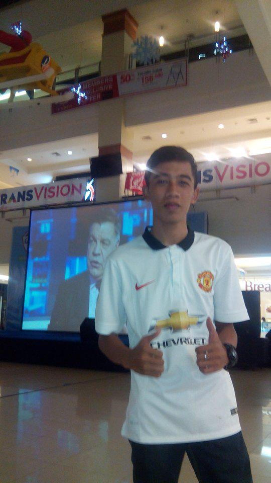 Chandra_p2109's tweet photo. PIM Nobar MUFC vs LFC http://t.co/B19Ilaamet