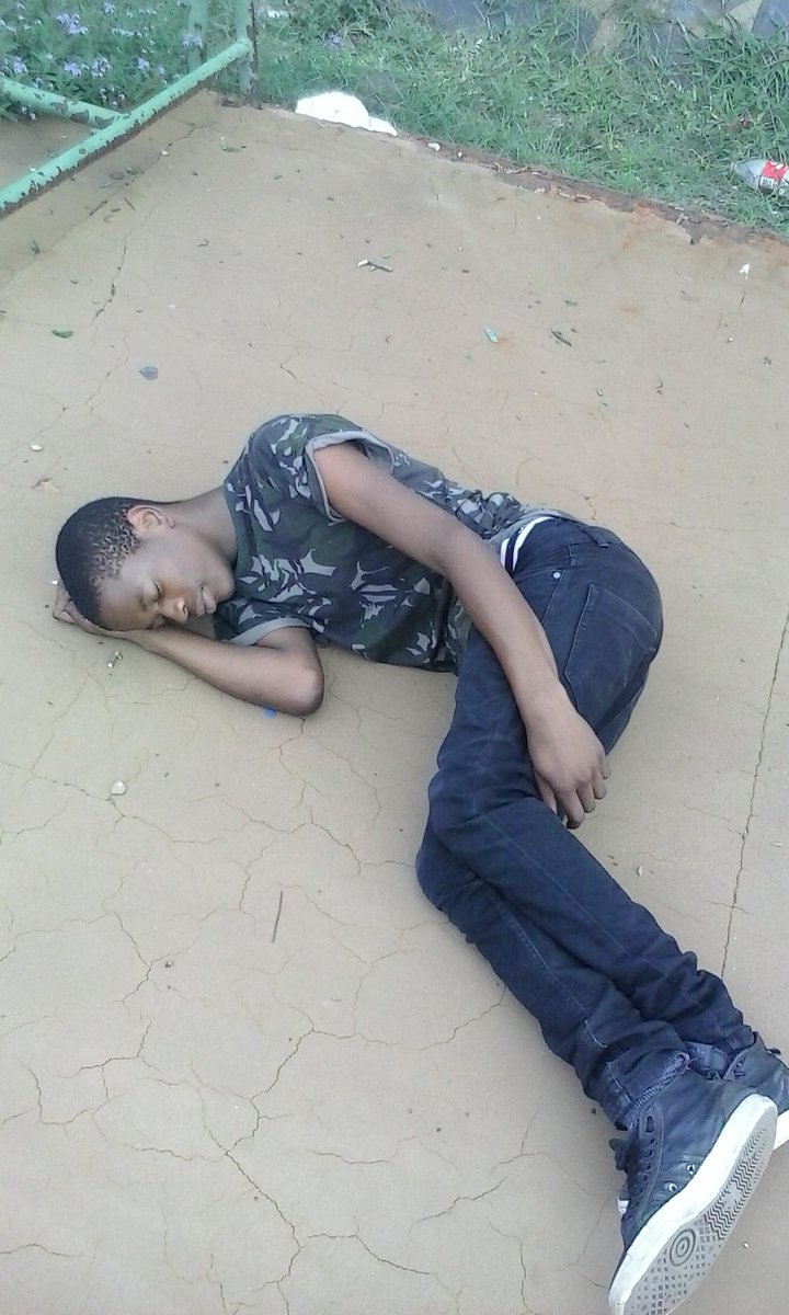 TooManyGangs's tweet photo. Ehhhh" @GoonKushBoi: After he got a super kick http://t.co/9dlte5anQX" Thirdy Montana feeling super comfy at the courts lol