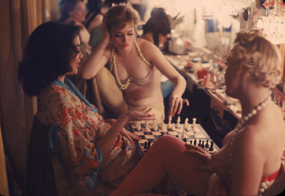 HistoryInPics's tweet photo. Showgirls play chess between shows, New York, 1958 http://t.co/4sKC4kIIp7