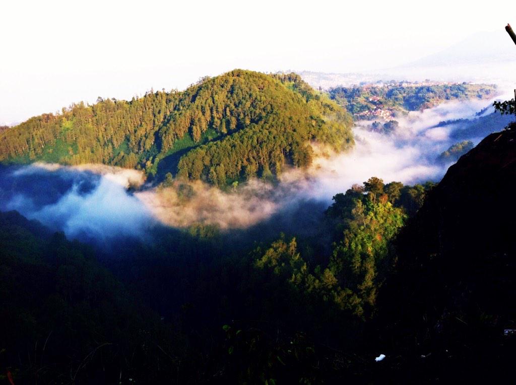 infobdg's tweet photo. Indahnya ciptaan Tuhan RT @BdgDailyPic: #BdgDailyPic Suatu Pagi di Tebing Keraton Bandung. Photo by: @eclipse7shoes http://t.co/DJDLjHrPH4