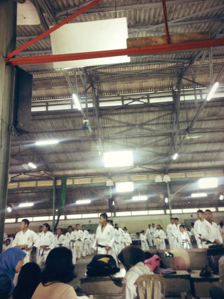 huswai's tweet photo. Banyaknya peserta ujian karate kali ini ........ smga aku bisa lulus dalam ujian ini :) http://t.co/R2zDmf9ApG