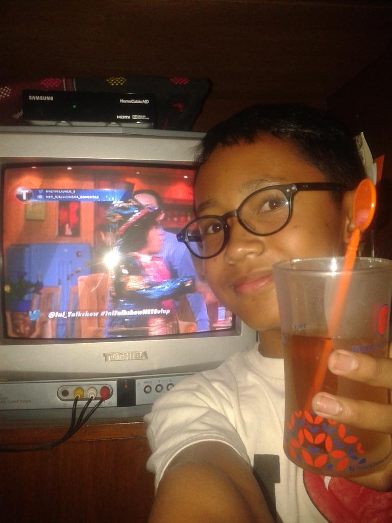 RahRizona's tweet photo. @netmediatama
#NETMILIUNER_3 
Clue : T
Nonton Ini Talkshow enaknya sambil minum teh asoy geboy♬ http://t.co/BUddeaPzT0